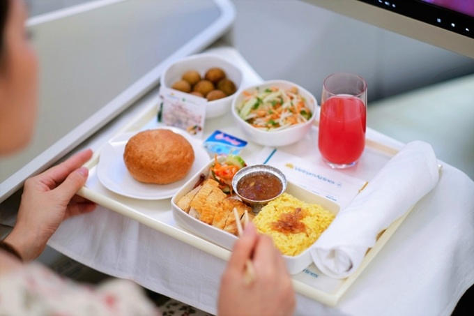 Hành khách thưởng thức món ăn mới trên chuyến bay
