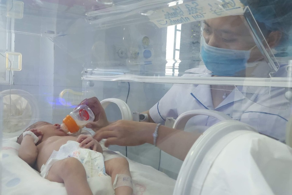 Cả khoa Nhi cùng làm mẹ của bé Rơi bị bỏ trên bãi biển - 2 Cả khoa Nhi cùng làm mẹ của bé Rơi bị bỏ trên bãi biển - 2