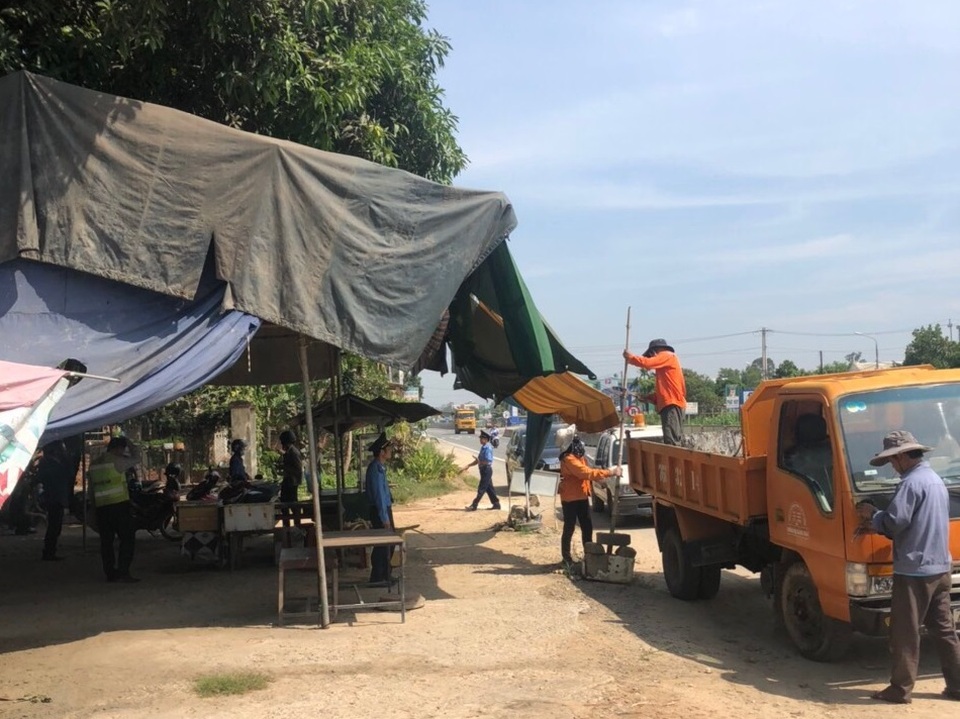 Tháo dỡ hàng trăm hàng quán “xén” hành lang giao thông trên quốc lộ 1 - 2 Tháo dỡ hàng trăm hàng quán “xén” hành lang giao thông trên quốc lộ 1 - 2