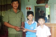 Nhặt được ví có hơn 16 triệu đồng, 2 học sinh nhờ công an tìm người đánh mất