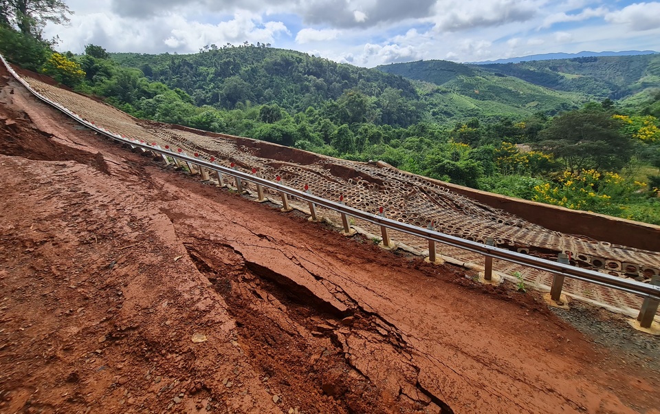 Vừa được UNESCO ghi danh, công trình đường phục vụ gần 27 tỷ đã tan tác - 4 Vừa được UNESCO ghi danh, công trình đường phục vụ gần 27 tỷ đã tan tác - 4