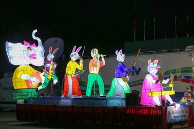 Mãn nhãn những mô hình đèn trung thu khổng lồ "độc nhất vô nhị" ở Tuyên Quang