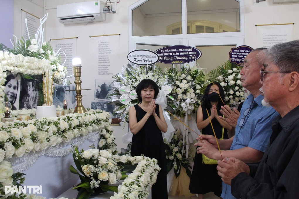 Dòng người tưởng nhớ nhà văn Hoàng Phủ Ngọc Tường và nhà thơ Lâm Thị Mỹ Dạ - 3 Dòng người tưởng nhớ nhà văn Hoàng Phủ Ngọc Tường và nhà thơ Lâm Thị Mỹ Dạ - 3