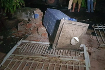 Cổng nhà đổ sập đè bé trai 7 tuổi tử vong