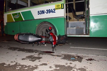 Nam thanh niên bị xe buýt cán nát chân