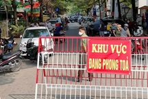 Cận cảnh phong tỏa khu chung cư có nhân viên sân bay mắc Covid-19