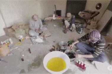 Cận cảnh "công nghệ" chế thuốc giả bằng vôi vữa