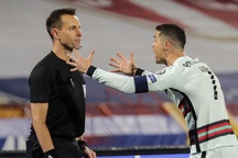 Từ chối bàn thắng của C.Ronaldo, trọng tài nhận cái kết đắng
