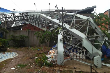 TPHCM: Bảng quảng cáo “khủng” đổ sập trong mưa, đè chết người