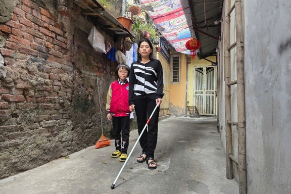 Mẹ đơn thân khiếm thị và nỗi sợ đôi mắt con gái ngày càng mờ đi
