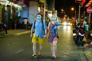 Hàng quán đóng cửa, phố Bùi Viện chưa từng có một đêm “sống chậm” như thế