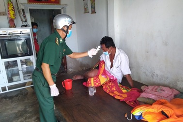 Biên phòng Sóc Trăng cứu 3 thuyền viên người Indoneisa trôi dạt trên biển