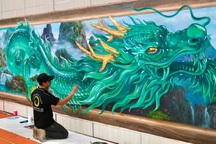 Họa sĩ trẻ mang tranh rồng phát sáng xuất ngoại, giá hơn 100 triệu đồng/bức