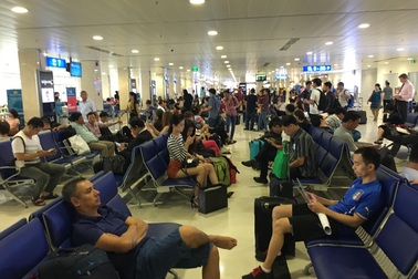 Bé trai hơn 1 tuổi bị thang cuốn sân bay kéo đứt cổ tay