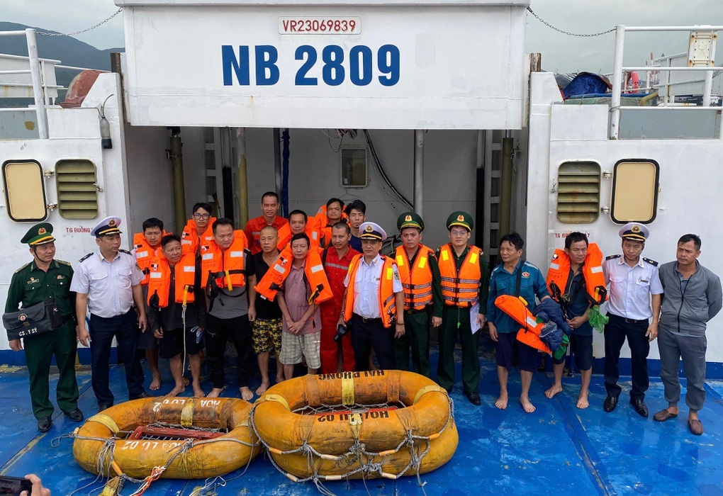 Tàu Hoa Lư 2 chở hàng và 14 người bị chìm ở vùng biển Bình Định - 1 Tàu Hoa Lư 2 chở hàng và 14 người bị chìm ở vùng biển Bình Định - 1