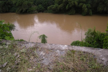 Ô tô lao xuống sông sau khi gây tai nạn chết người