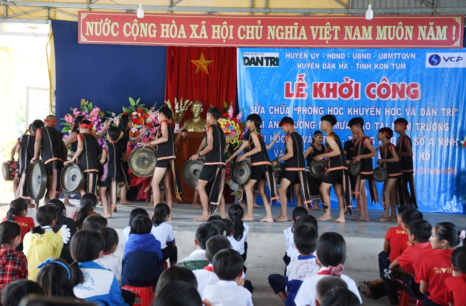 Bạn đọc Dân trí chung tay sửa chữa 4 trường học tan hoang sau bão, lũ - 7 Bạn đọc Dân trí chung tay sửa chữa 4 trường học tan hoang sau bão, lũ - 7