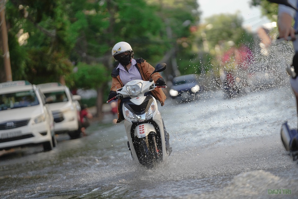 “Khu nhà giàu” khốn khổ bì bõm lội nước - 6 “Khu nhà giàu” khốn khổ bì bõm lội nước - 6
