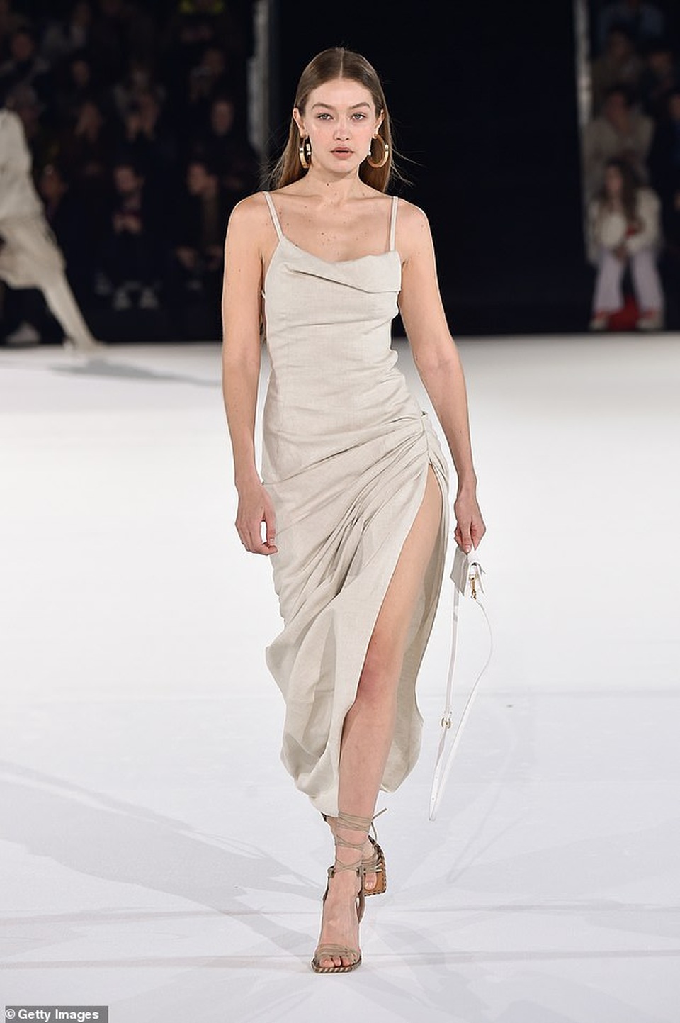 Chị em Hadid nổi bật tại tuần lễ thời trang Paris - 3 Chị em Hadid nổi bật tại tuần lễ thời trang Paris - 3
