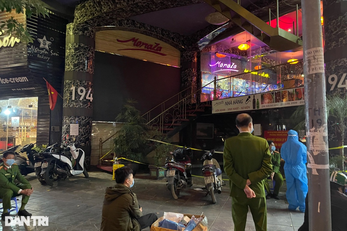 Cận cảnh nhà hàng Monaza bị phong tỏa, 126 người vạ vật chờ xét nghiệm - 5 Cận cảnh nhà hàng Monaza bị phong tỏa, 126 người vạ vật chờ xét nghiệm - 5