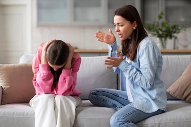 Lên thăm con gái ở trọ, tôi sốc khi vô tình thấy một thứ trong ngăn kéo