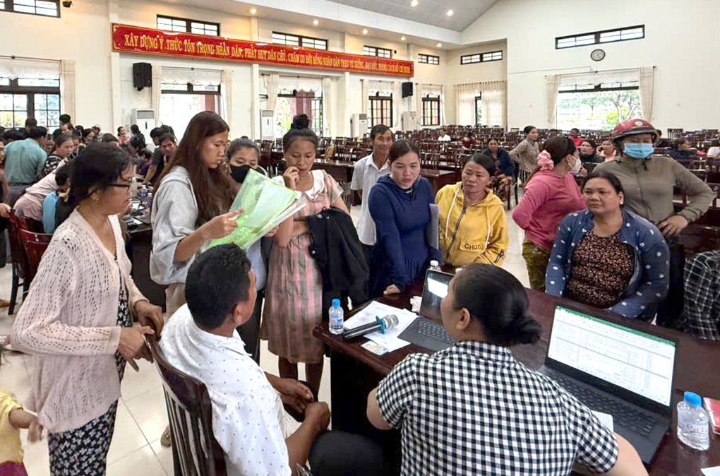 Cán bộ Lâm Đồng làm việc đến khuya để trao quà Quốc khánh - 1 Cán bộ Lâm Đồng làm việc đến khuya để trao quà Quốc khánh - 1