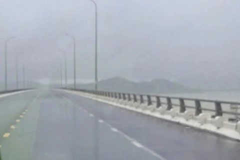 Xe thiết giáp, máy bay không người lái được huy động vào tâm bão Kalmaegi