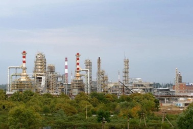 Ukraine tiếp tục tấn công nhà máy dầu lớn hàng đầu của Nga