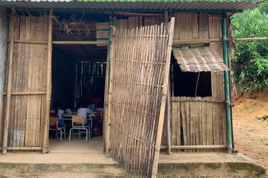 Xót xa phòng học tạm bợ bằng tấm lồ ô bên lưng đồi của cô trò lớp 2