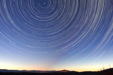 Vì sao Trái Đất luôn chuyển động nhưng chúng ta không cảm nhận được?