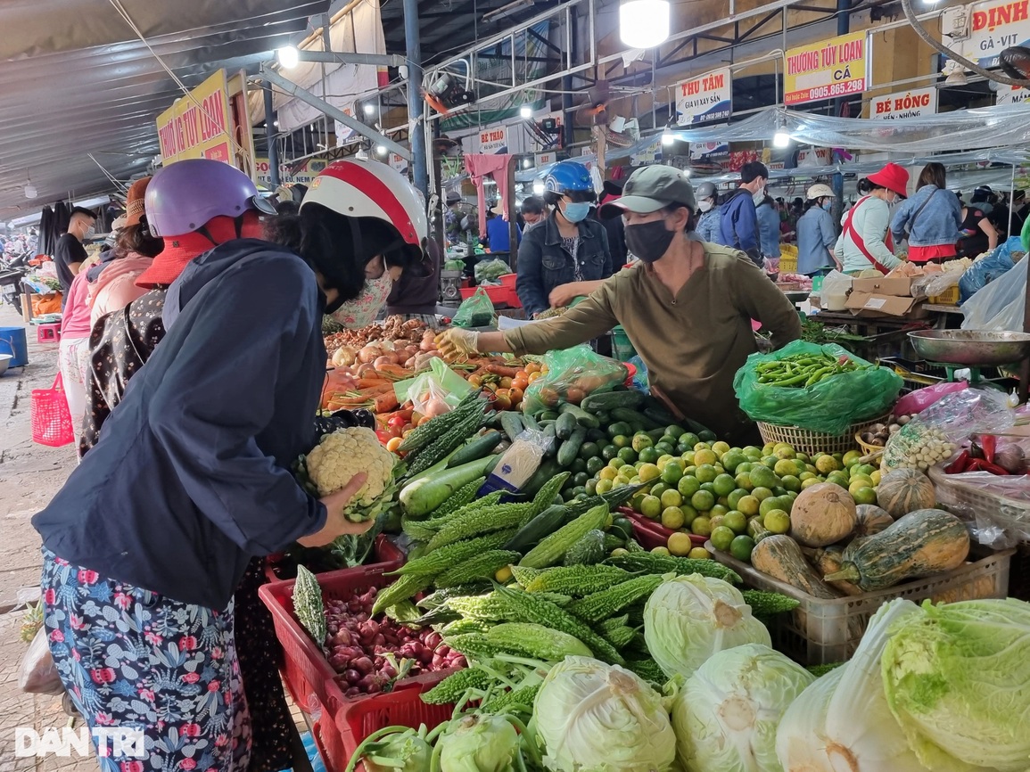 Người dân nhộn nhịp đi sắm Tết, giá thực phẩm bắt đầu leo thang - 3 Người dân nhộn nhịp đi sắm Tết, giá thực phẩm bắt đầu leo thang - 3