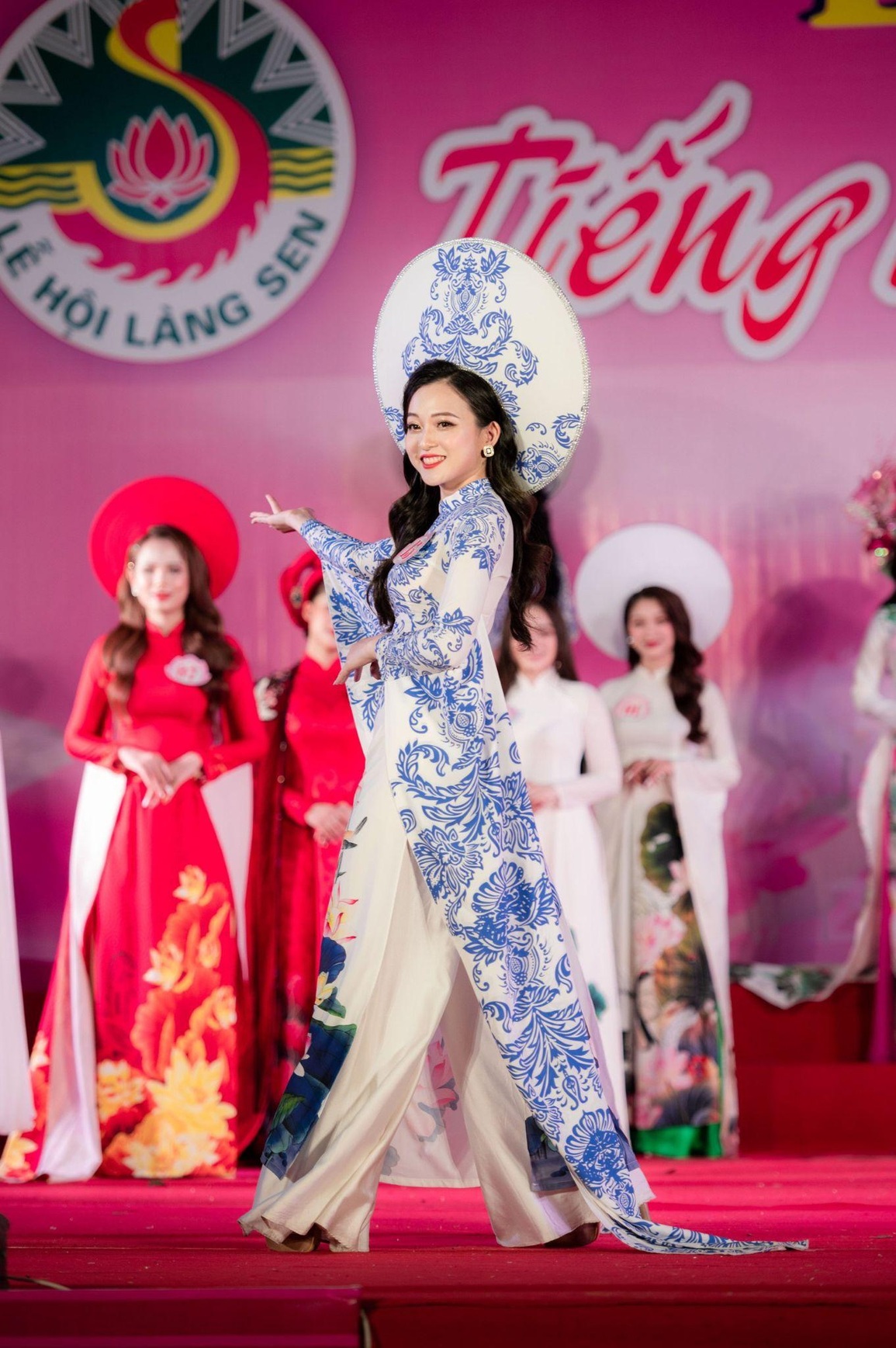 Nhan sắc ngọt ngào của cô gái trình diễn áo dài đẹp nhất Sắc Sen xứ Nghệ - 4 Nhan sắc ngọt ngào của cô gái trình diễn áo dài đẹp nhất Sắc Sen xứ Nghệ - 4