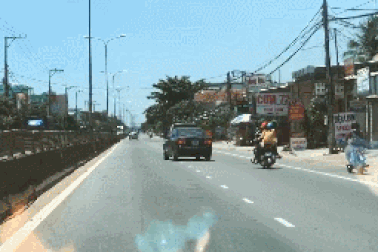 Hai xe ô tô lạng lách, chặn đầu nhau cực nguy hiểm trên quốc lộ