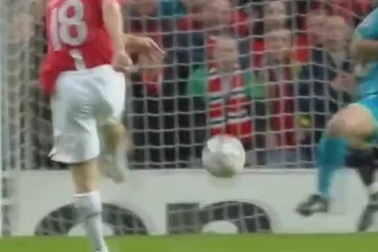 Paul Scholes thú nhân siêu phẩm ăn may vào lưới Barca