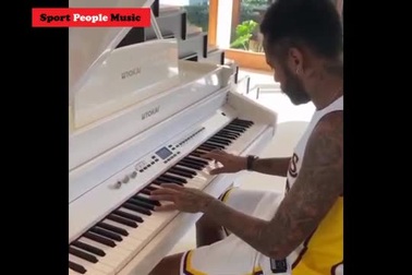 Neymar đánh đàn dương cầm