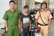 Thiếu niên lái xe máy bốc đầu ở TPHCM bị tịch thu phương tiện