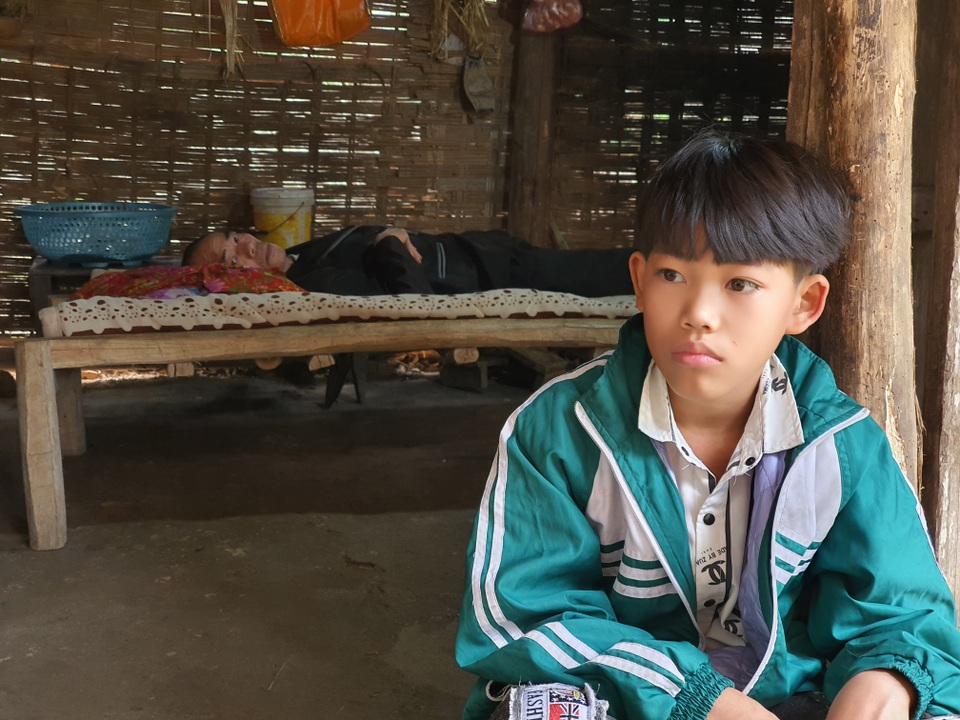 Nhói lòng cảnh cậu bé 13 tuổi đốt lửa sưởi ấm cho bố nằm liệt ngày đầu xuân - 3 Nhói lòng cảnh cậu bé 13 tuổi đốt lửa sưởi ấm cho bố nằm liệt ngày đầu xuân - 3
