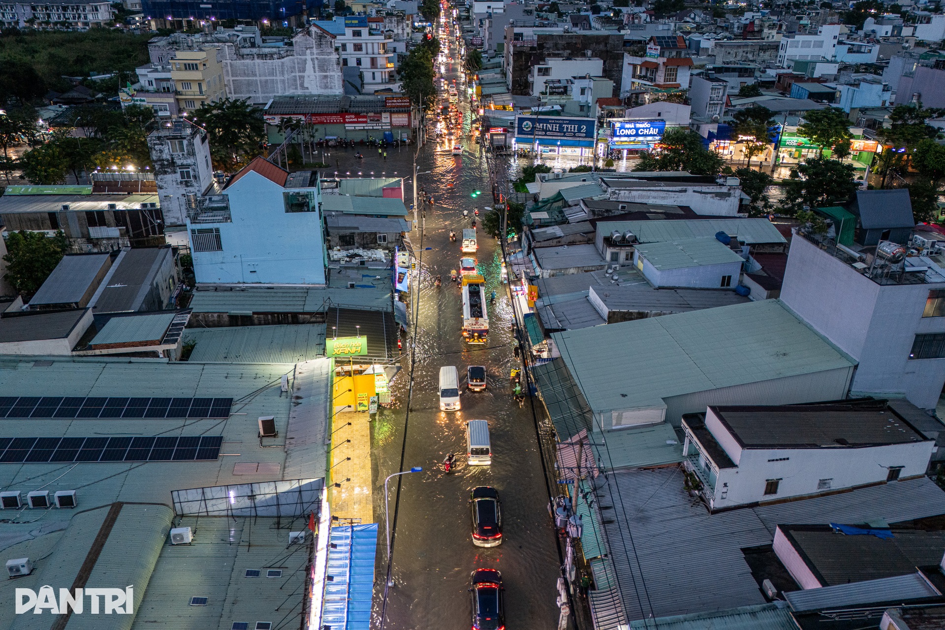 Ngày thứ 3 triều cường TPHCM đạt đỉnh: Đường hóa sông, ô tô chết máy - 1 Ngày thứ 3 triều cường TPHCM đạt đỉnh: Đường hóa sông, ô tô chết máy - 1