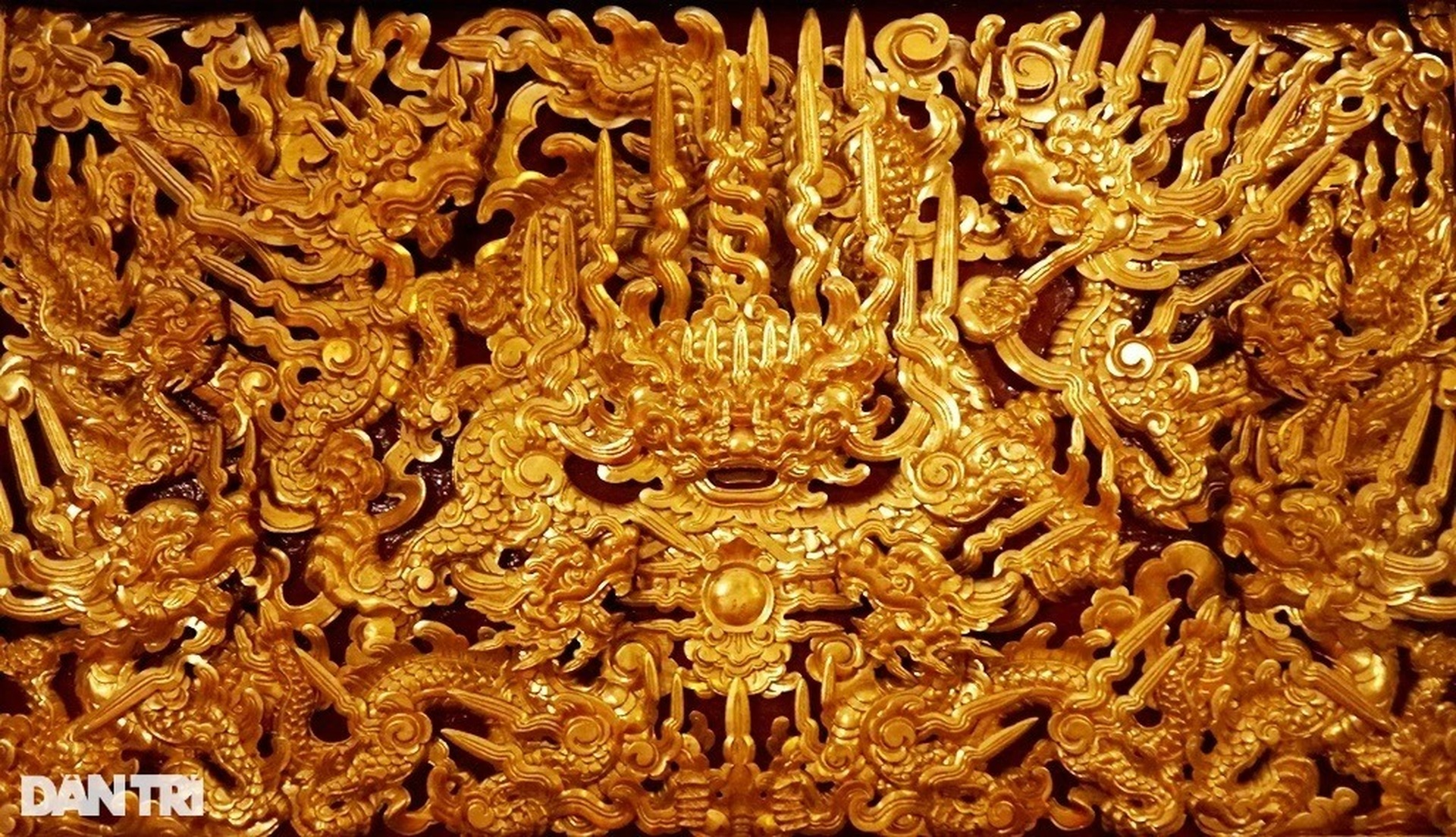 Cận cảnh đồ thờ, long sàng, ngai vua dát vàng ở Chính điện Lam Kinh - 10 Cận cảnh đồ thờ, long sàng, ngai vua dát vàng ở Chính điện Lam Kinh - 10