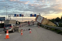 Hà Nội: Lật xe container ở cầu Thanh Trì, ùn tắc suốt từ sáng đến trưa