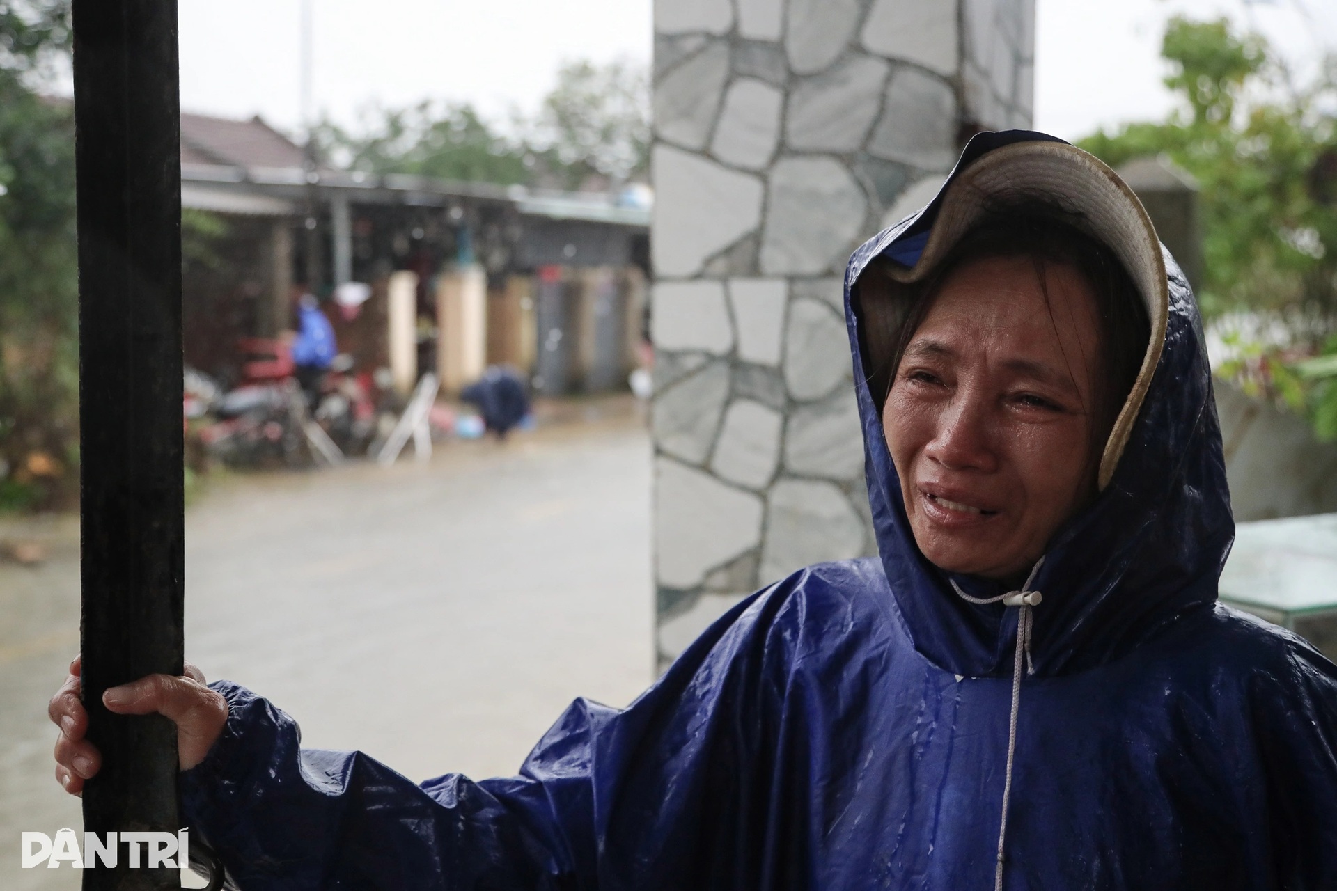 Những đám tang lạnh lẽo giữa vùng lũ chưa kịp rút ở Phú Yên - 6