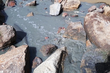 Vụ nước thải đem ngòm chảy ra biển Quy Nhơn: Tạm dừng bơm hút, nạo vét cát