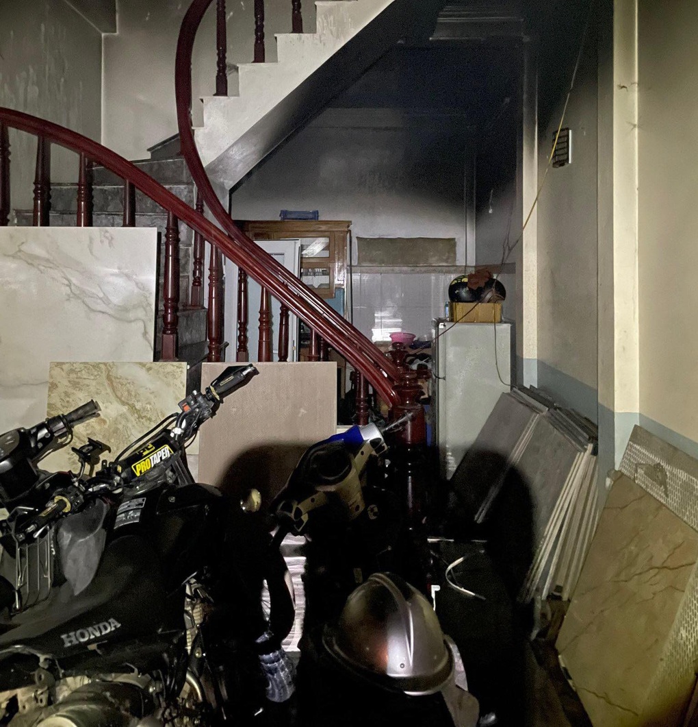 Hà Nội: Cảnh sát giải cứu 5 người thoát khỏi căn nhà cháy lúc rạng sáng - 2 Hà Nội: Cảnh sát giải cứu 5 người thoát khỏi căn nhà cháy lúc rạng sáng - 2