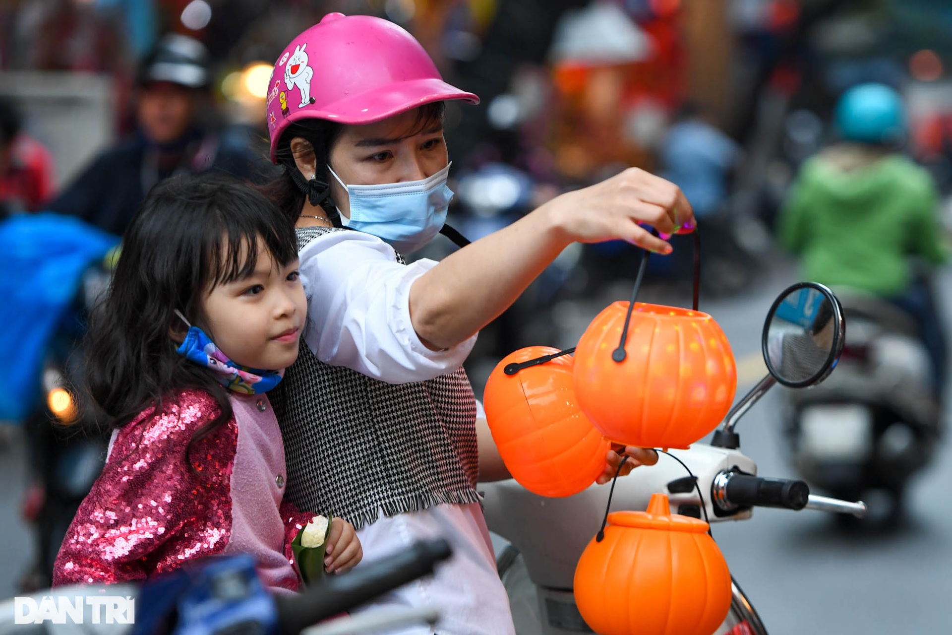 Phố đồ chơi Hàng Mã ảm đạm, vắng khách trong ngày cận kề dịp lễ Halloween - 10 Phố đồ chơi Hàng Mã ảm đạm, vắng khách trong ngày cận kề dịp lễ Halloween - 10