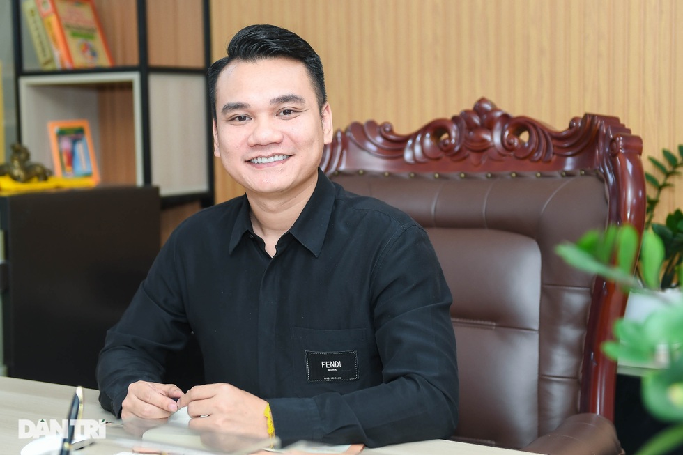 Khắc Việt: Từ quá khứ ăn mì tôm sống chạy show đến "ông trùm" bất động sản