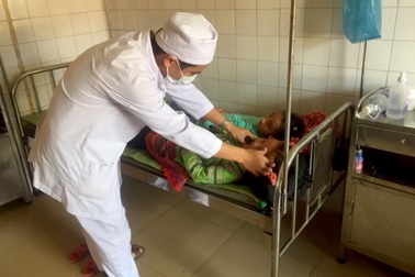 Tưởng gia vị, 7 học sinh viện vì ăn nhầm hóa chất thông cống