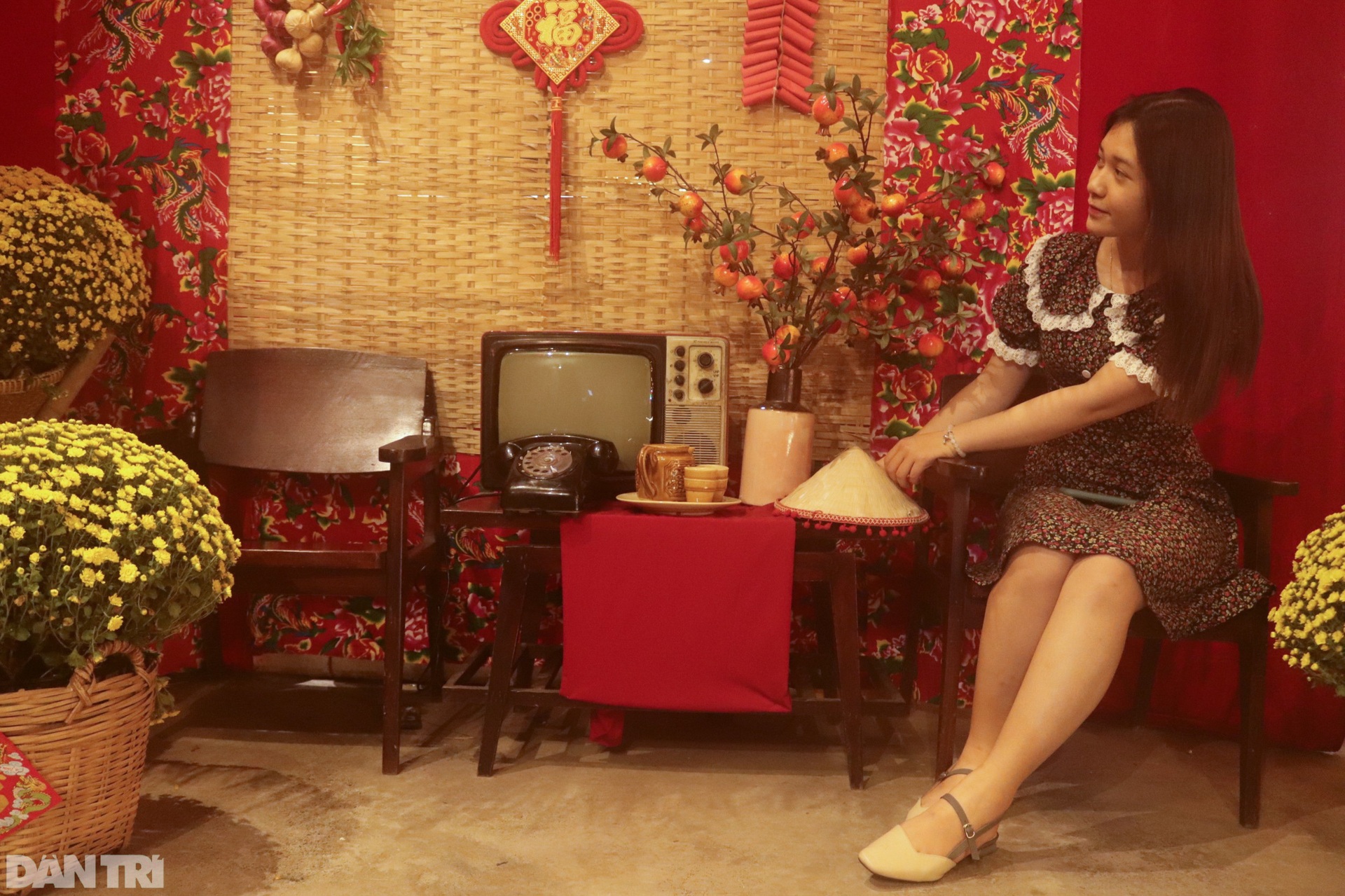 Giới trẻ Sài Gòn vui chơi, chụp hình đón Tết sớm ở quán cà phê - 12 Giới trẻ Sài Gòn vui chơi, chụp hình đón Tết sớm ở quán cà phê - 12