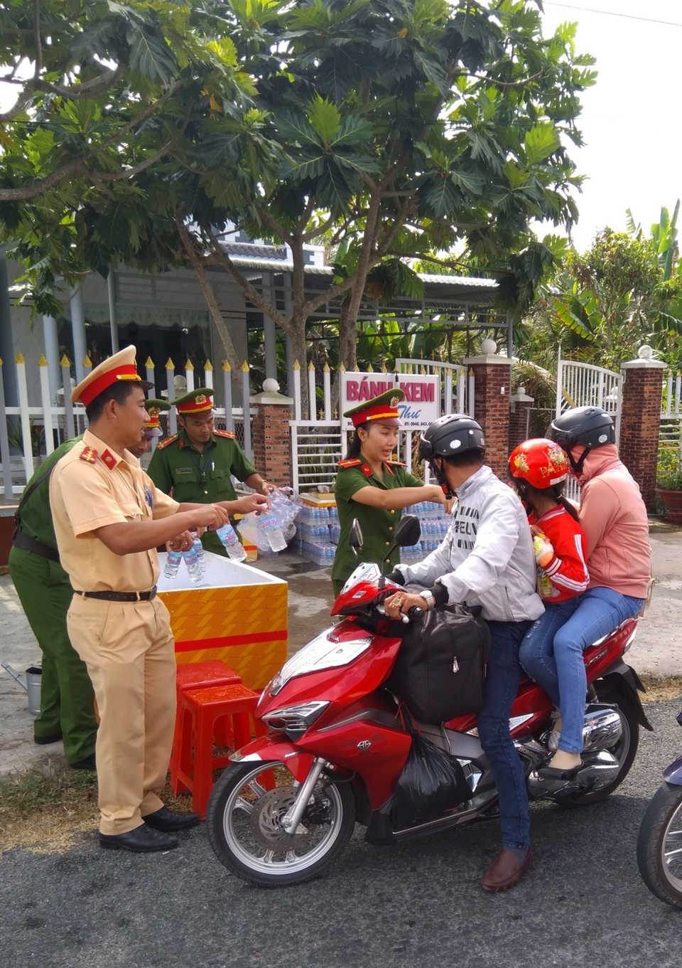 Công an phát nước uống miễn phí cho người dân du xuân - 2 Công an phát nước uống miễn phí cho người dân du xuân - 2