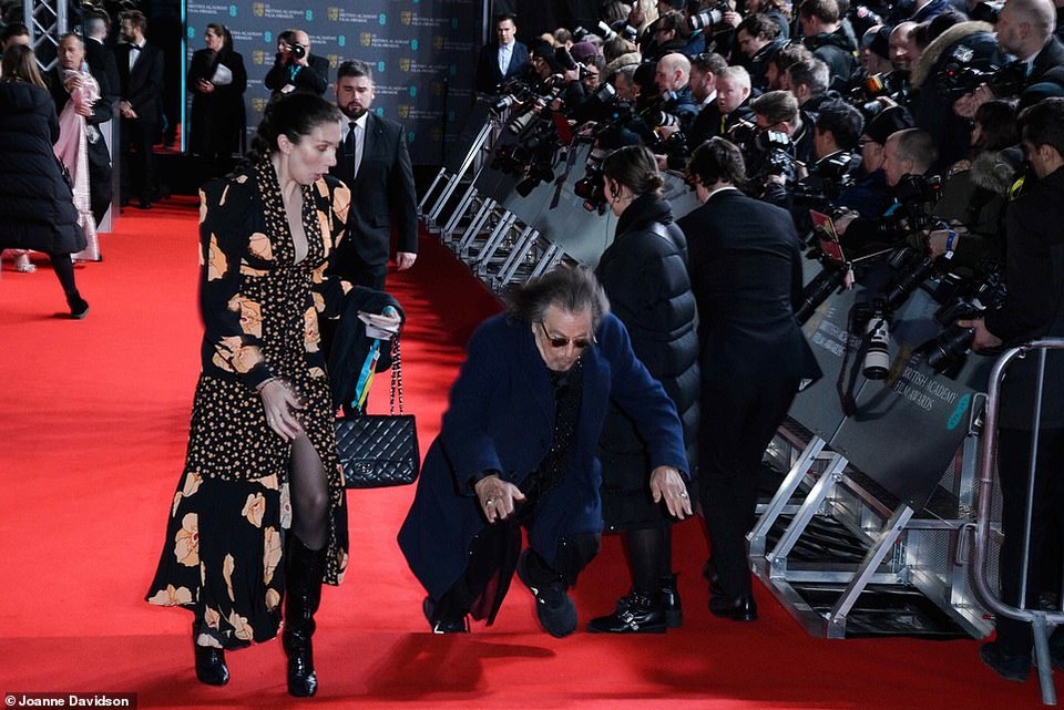 Bố già Al Pacino bị ngã trên thảm đỏ - 1 Bố già Al Pacino bị ngã trên thảm đỏ - 1