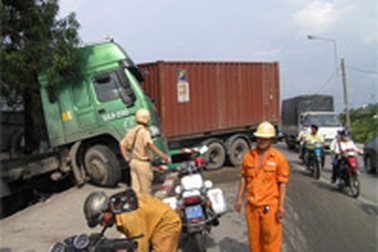 Xe chở container lao xuống cầu Tân Thuận